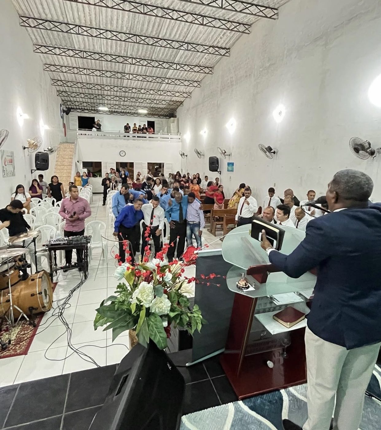 Culto com a igreja reunida